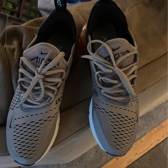 Nike AirMax 270 - Picture 2 of 7